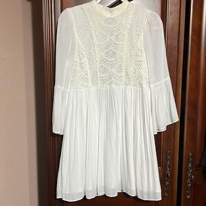 🌺 FOREVER 21 white bell sleeves dress Size M